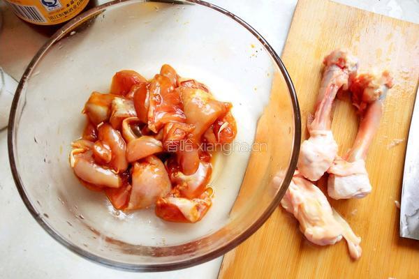 土豆烧鸡肉的做法图解1