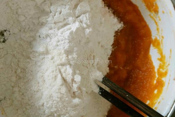 南瓜豆沙芝麻饼的做法图解2