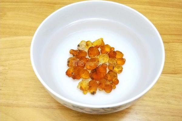 桃胶红枣银耳羹的做法图解3