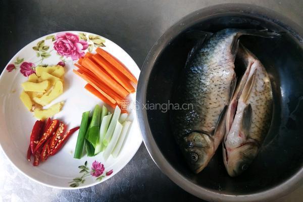 鲜辣鲫鱼汤的做法图解1