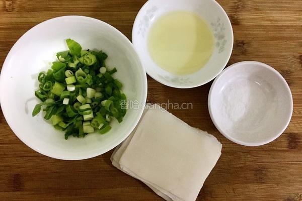 馄饨皮葱油饼的做法图解1