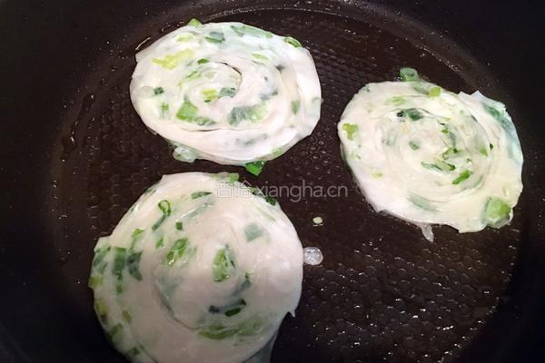 馄饨皮葱油饼的做法图解12