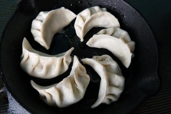抱蛋煎饺的做法图解2