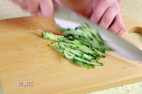 韩式辣白菜拌面的做法图解1