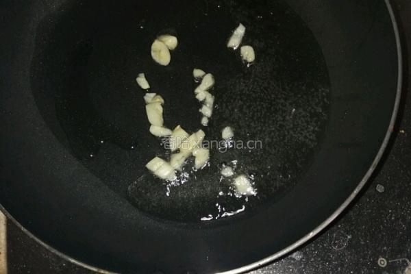 蒜蓉菠菜的做法图解1