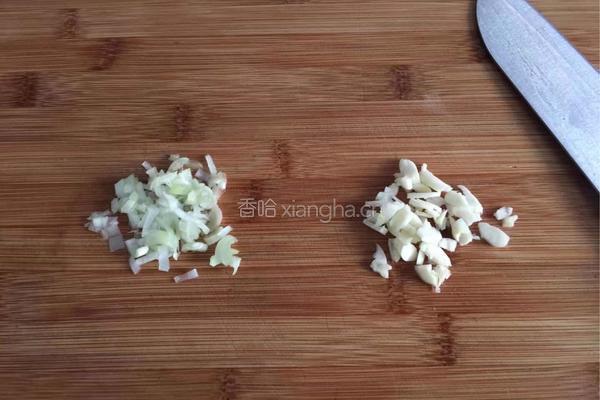 尖椒炒红肠的做法图解3
