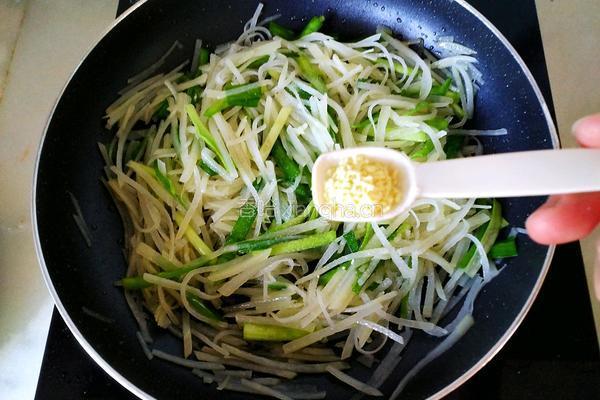 土豆丝炒韭菜的做法图解13