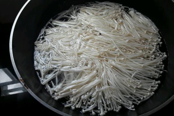 蒜蓉凉拌金针菇的做法图解2