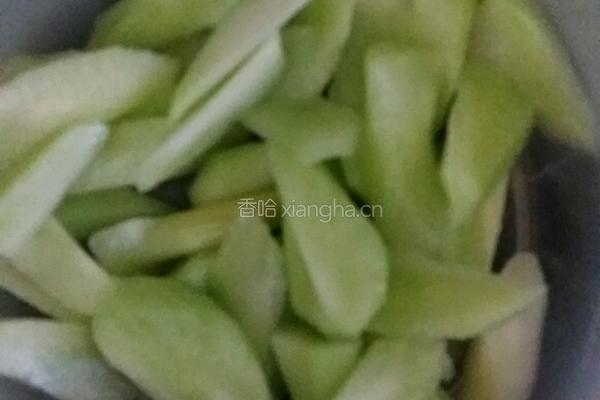 凉拌莴笋的做法图解1