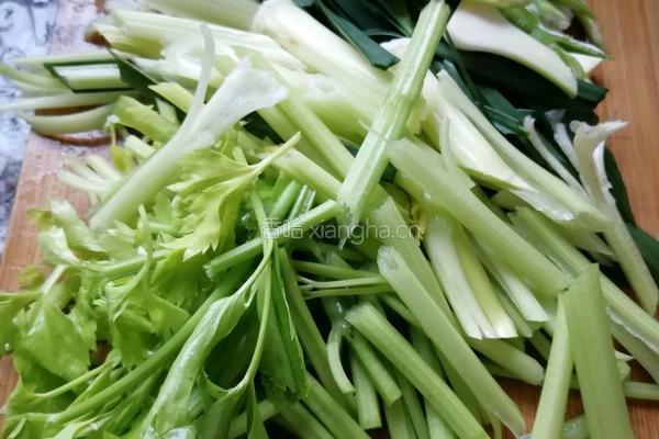 芹菜蒜苗炒腊肉的做法图解4