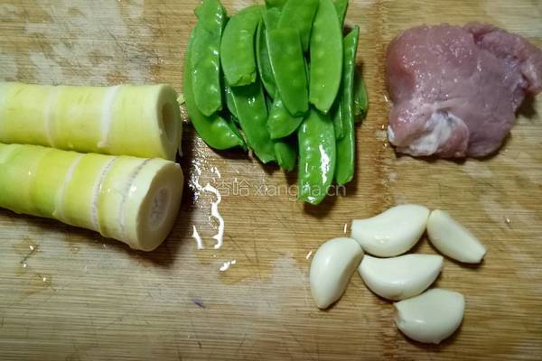 雷笋肉片炒荷兰豆的做法图解1