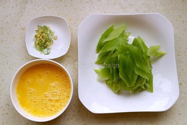 莴苣炒鸡蛋的做法图解1