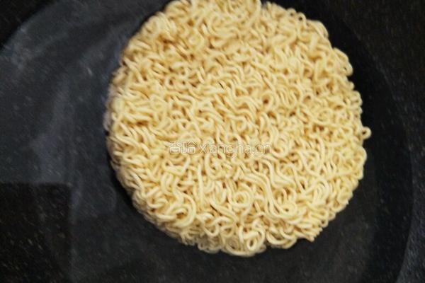 炒方便面的做法图解1