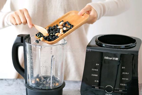 芝麻黑豆豆浆的做法图解3