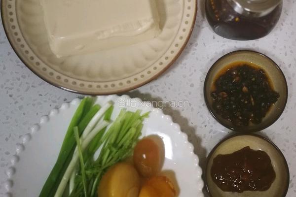 皮蛋豆腐的做法图解2