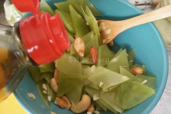 凉拌莴苣坚果的做法图解8