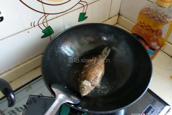 鲫鱼炖豆腐汤的做法图解3