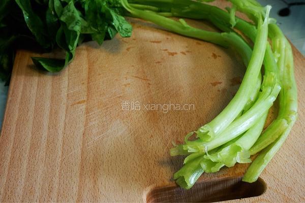 清炒菠菜梗的做法图解1