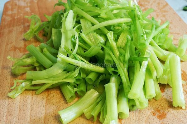 清炒菠菜梗的做法图解2