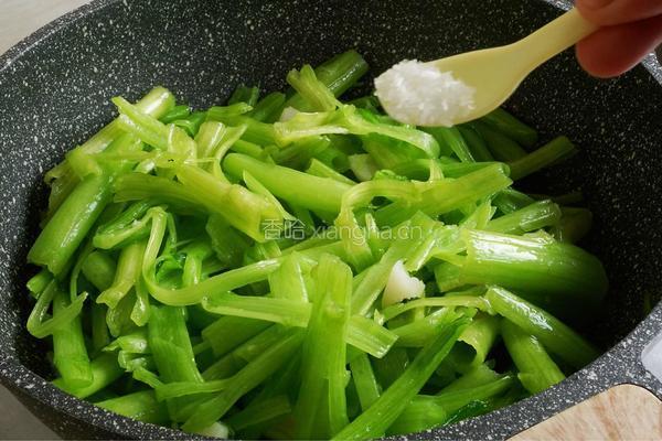 清炒菠菜梗的做法图解7