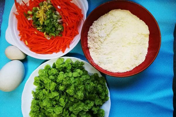 榆钱鹅蛋玉米面煎饼的做法图解2