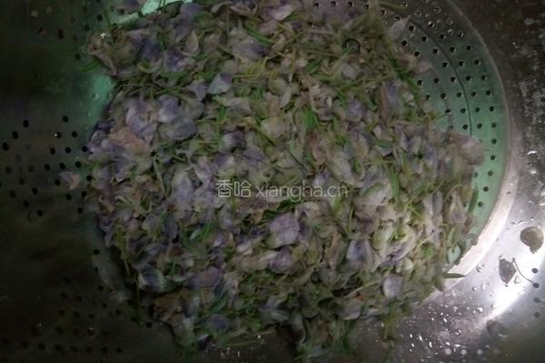 小炒紫藤花腊肉的做法图解4