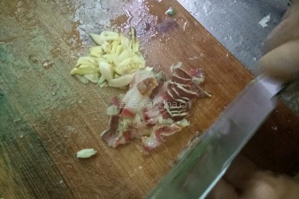小炒紫藤花腊肉的做法图解5