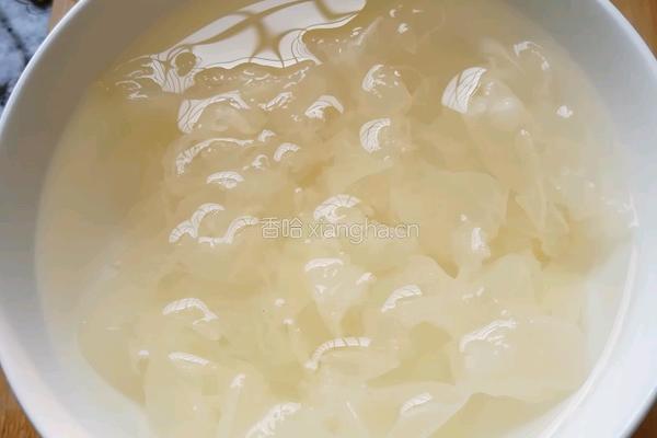 雪耳菠萝糖水的做法图解4