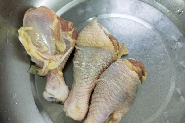 鸡腿粉条炖蘑菇的做法图解1