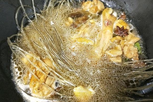 鸡腿粉条炖蘑菇的做法图解9