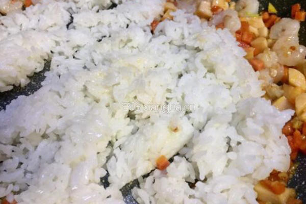 菠萝新吃法~菠萝虾仁五彩饭的做法图解11