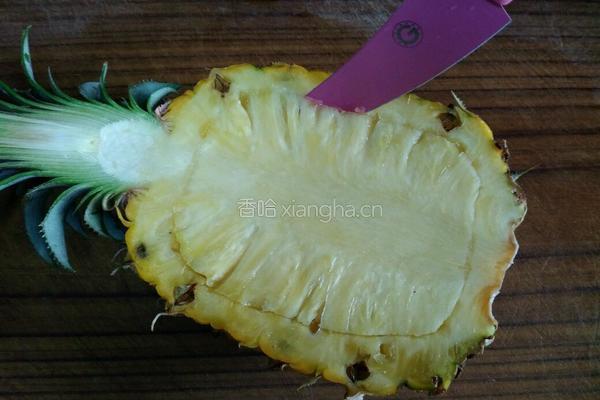 如何利用菠萝壳做餐具的做法图解1