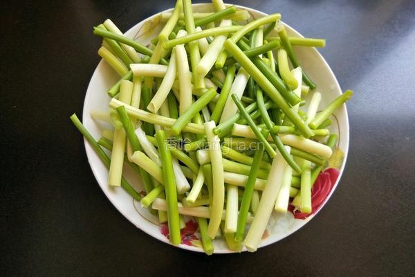 蒜薹炒腊肠的做法图解2