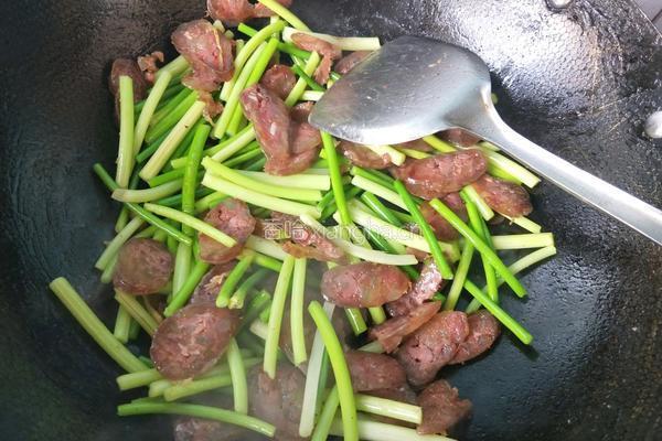 蒜薹炒腊肠的做法图解8