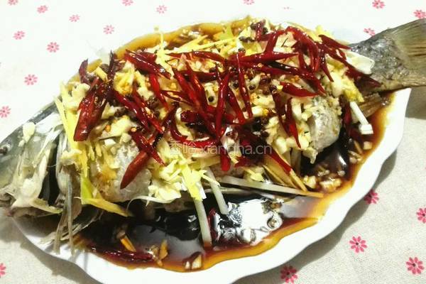 蒜爆鲤鱼