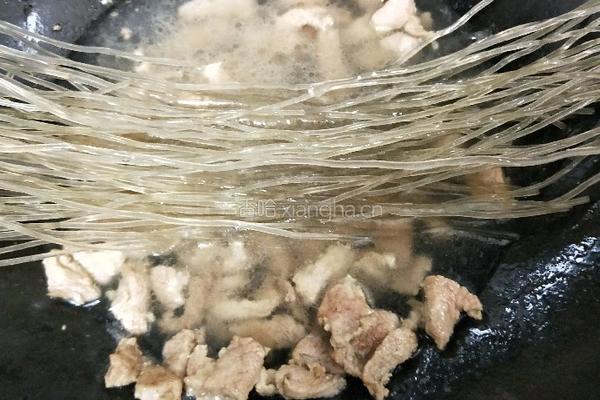 猪肉炖粉条的做法图解5