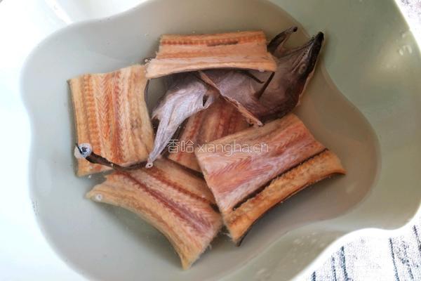 豆腐鸡蛋蒸鳗鱼干的做法图解1