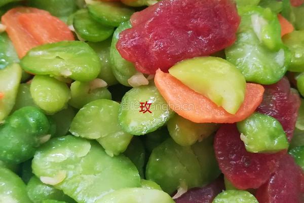  腊肠蚕豆的做法图解1