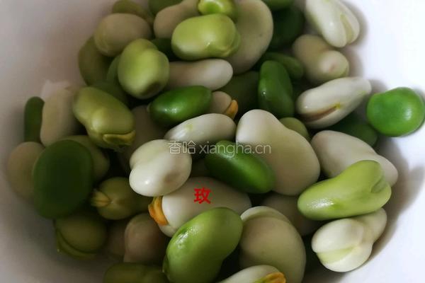  腊肠蚕豆的做法图解3