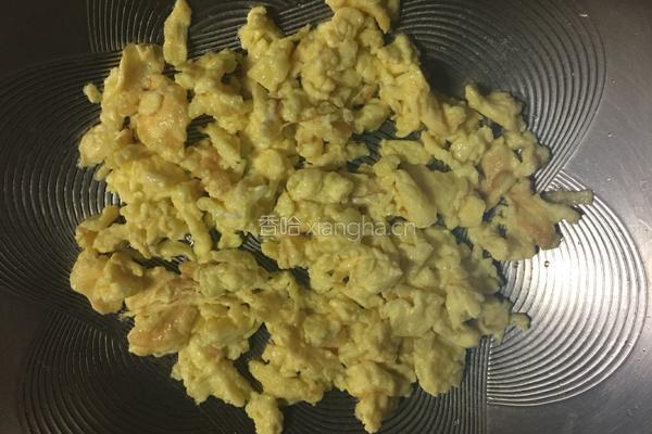韭菜鸡蛋虾仁包子的做法图解3
