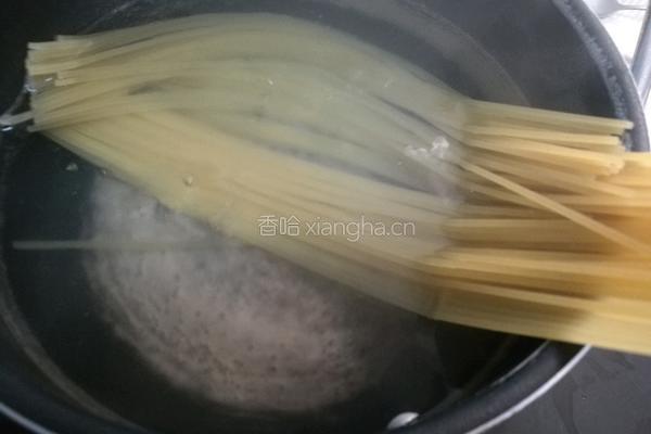 奶油蘑菇培根意面的做法图解3