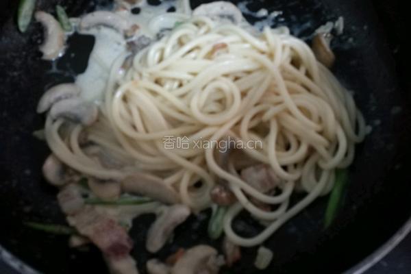 奶油蘑菇培根意面的做法图解10