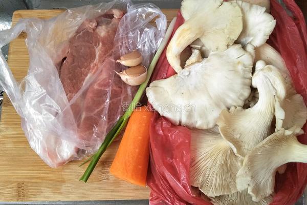 平菇炒肉的做法图解1