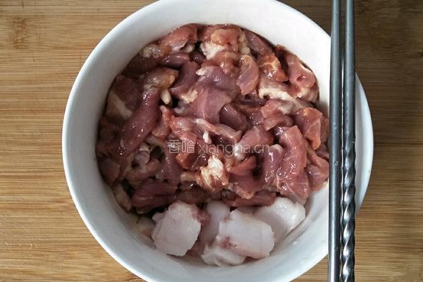 平菇炒肉的做法图解2