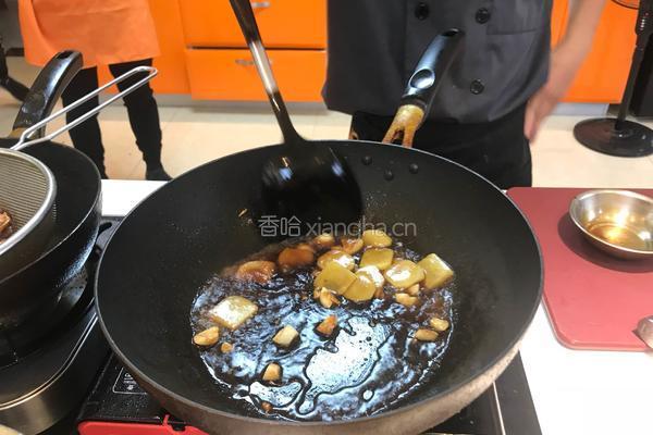 姜葱砂锅鱼头煲的做法图解3