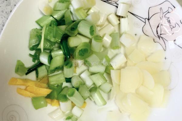 韭菜炒鸭血的做法图解1