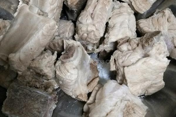 排骨炖土豆的做法图解1