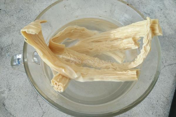 凉拌芹菜腐竹的做法图解1