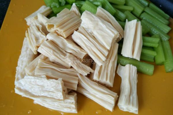 凉拌芹菜腐竹的做法图解2