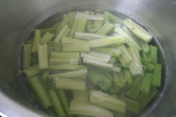 凉拌芹菜虾仁的做法图解2